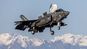Trong khi đó, F-35B Lightning đóng vai trò quan trọng trong lực lượng vũ trang Anh, là một máy bay chiến đấu đa năng và tiên tiến được thiết kế cho cả Không quân Hoàng gia (RAF) và Hải quân Hoàng gia.