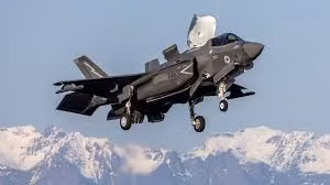 Trong khi đó, F-35B Lightning đóng vai trò quan trọng trong lực lượng vũ trang Anh, là một máy bay chiến đấu đa năng và tiên tiến được thiết kế cho cả Không quân Hoàng gia (RAF) và Hải quân Hoàng gia.