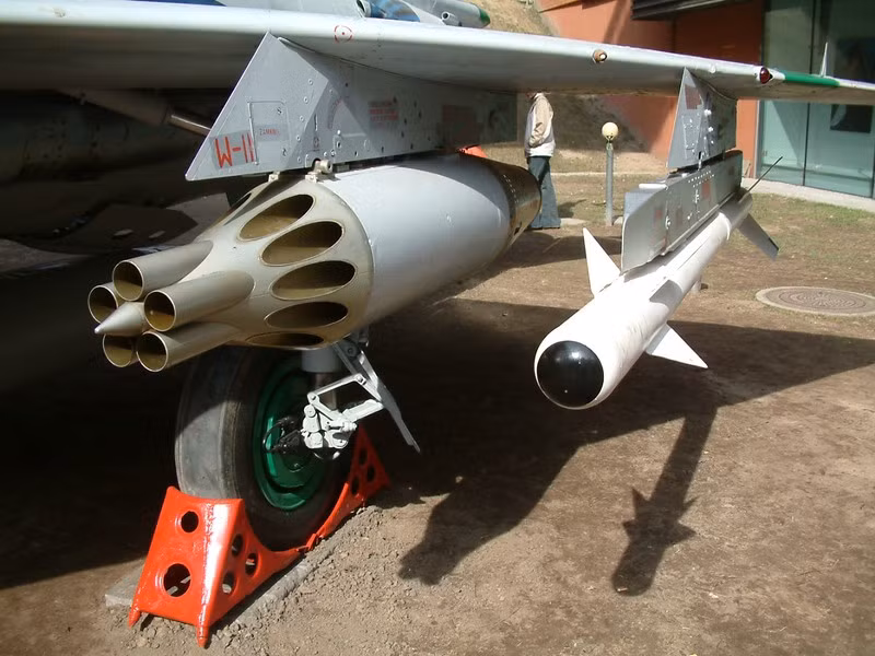 Đạn rocket ARS-57 đã được thử nghiệm trên tiêm kích MiG-15 và MiG-17, các bài kiểm tra hoàn thành vào năm 1955 trên MiG-17PF và nhận được kết luận đây không phải là một vũ khí phù hợp cho các trận không chiến.