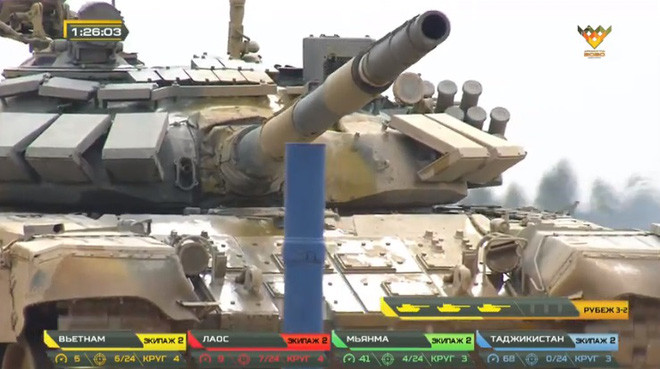 Đến lượt kíp xe số 3. Ngay khi tiếp nhận “chiến mã” vàng, kíp xe số 3 gồm Trưởng xe Phạm Văn Anh, pháo thủ Phan Anh Tuấn và lái xe Nguyễn Tiến Chiến đã vào trận với tinh thần hết sức khẩn trương.