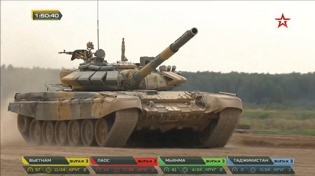 Gặp các đối thủ là đội tuyển xe tăng Lào, Myanmar và Tajikistan ở trận chung kết bảng 2 Tank Biathlon 2020, Đội tuyển xe tăng Việt Nam cho thấy sự quyết tâm và nỗ lực hết mình ở cả 3 kíp lái. “Chiến mã” vàng của kíp xe số 1 Đội tuyển Xe tăng QĐND Việt Nam gồm Trưởng xe Trần Việt Hải, pháo thủ Lê Quang Hiệp và lái xe Hoàng Mạnh Tuấn đã khởi động lượt thi đấu khá tốt, nhanh chóng vượt chướng ngại vật và tiến về khu vực bắn.