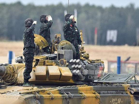 Sau 2 giờ 12 phút 47 giây, xe tăng của Việt Nam đã về đích đầu tiên, bỏ xa các đối thủ còn lại. Ảnh: QĐND.