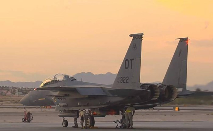 Tiếp theo là F-15 Eagle, tiêm kích này được Mỹ tạo ra từ những năm 1970, nó vốn được thiết kế như một máy bay chiến đấu chiếm ưu thế trên không, hiện vẫn còn đang phục vụ tại nhiều quốc gia trên thế giới.