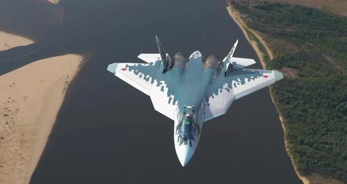 Theo dữ liệu được công bố trước đó, bán kính chiến đấu của tiêm kích tàng hình Su-57 khi bay ở tốc độ cận âm là 2.064 km, trong khi ở tốc độ siêu âm nó cũng vẫn đạt tới con số 1.050 km.