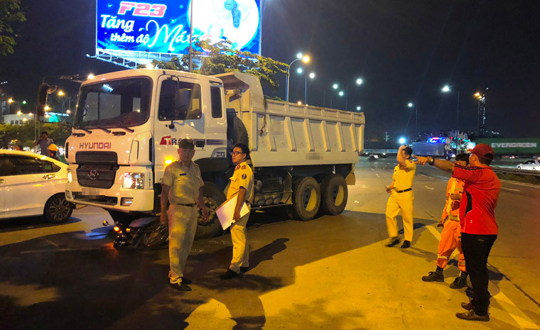 Vụ tai nạn xe tải tông xe máy, "nuốt gọn" bé trai vào gầm xe đến 22h khuya hôm qua 12/4 vẫn đang được tổ xử lý tai nạn thuộc Đội CSGT Công an quận 2 (TP HCM) xử lý hiện trường.
