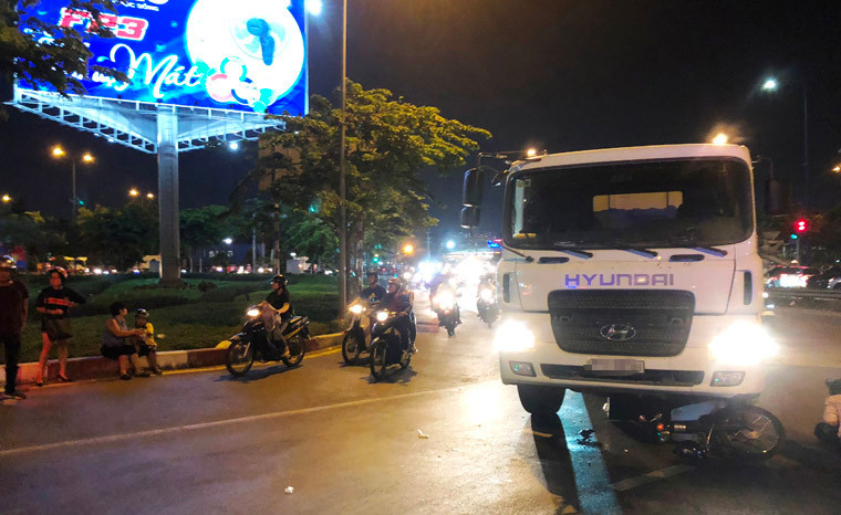 Hiện trường xe tải tông xe máy.