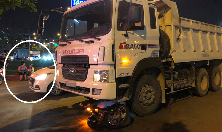 Khi đến nút giao đường dẫn cao tốc – Nguyễn Thị Định (thuộc phường An Phú, quận 2) thì va chạm với xe tải loại 15 tấn chạy cùng chiều đang rẽ phải về đường Nguyễn Thị Định và cuốn chiếc xe máy cùng đứa bé ngồi sau vào gầm; riêng người mẹ văng ra ngoài trong trạng thái hoảng loạn vì con mình kẹt dưới gầm xe tải. 