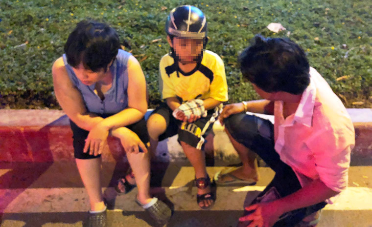 Điều diệu kỳ đã xảy ra khi đứa bé kêu “mẹ ơi” rồi lòm còm bò ra từ dưới gầm xe. Nhiều người chứng kiến đã một phen thản thốt, trong khi người mẹ ôm chầm lấy con khóc ngất vì vui mừng.