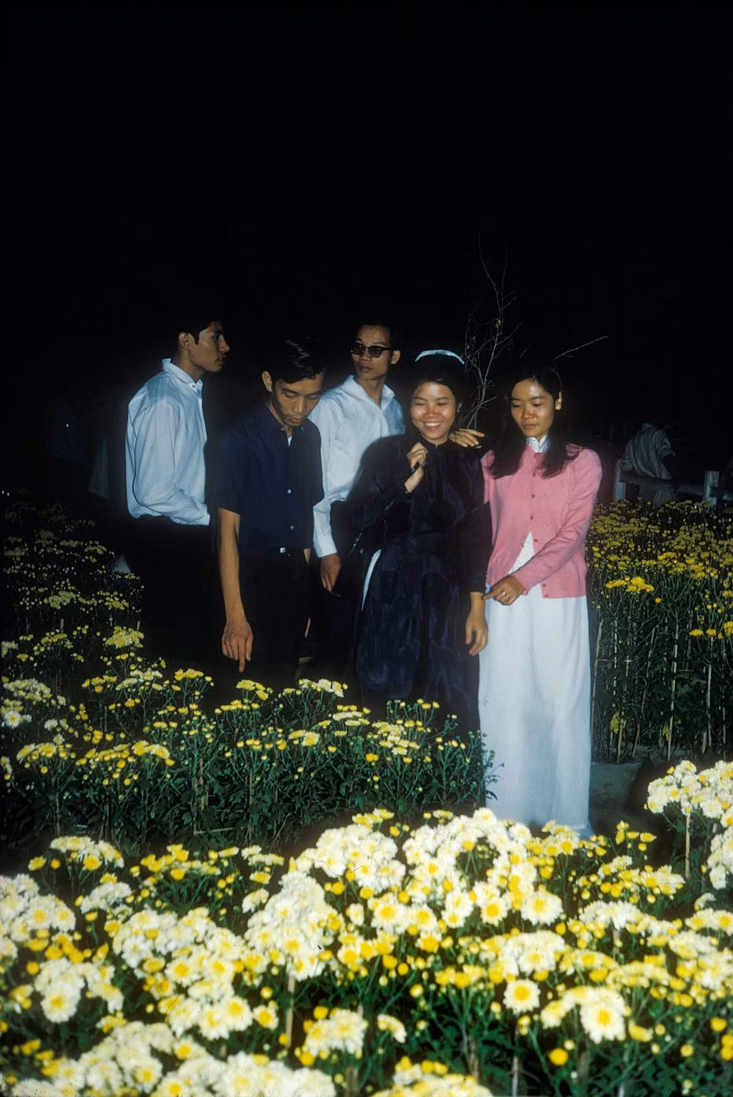 Một số hình ảnh khác về chợ hoa Tết Sài Gòn năm 1966.