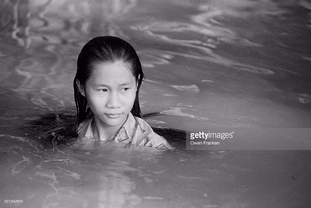 Bé gái tắm trên sông Tiền.