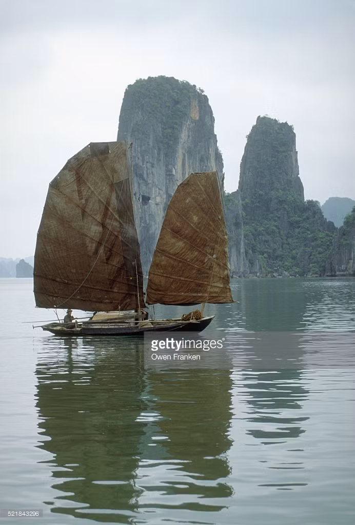 Thuyền mành trên vịnh Hạ Long, Quảng Ninh.
