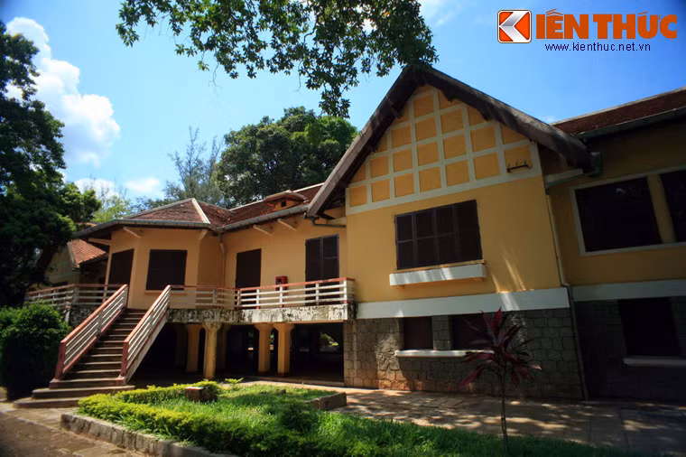 Bảo tàng văn hóa các dân tộc Việt Nam tại TP Buôn Ma Thuột cũng là một địa điểm rất đáng ghe thăm vào dịp Tết. Không chỉ là nơi lưu giữ những giá trị văn hóa của các dân tộc anh em Tây Nguyên, trong khuôn viên bảo tàng còn có biệt điện Bảo Đại - tòa dinh thự bề thế từng thuộc sở hữu của cựu hoàng Bảo Đại, cùng nhiều cây cổ thụ quý hiếm.