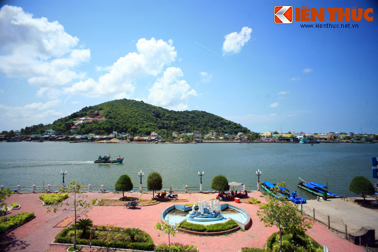 Năm 1680, Mạc Cửu lập ấp rải rác từ Cà Mau cho đến Hà Tiên. Khi đó, Hà Tiên mang tên Căn Khẩu, đã trở thành thương cảng phồn thịnh của khu vực. Tiếng đồn vang xa, lưu dân gốc Hoa từ khắp nơi trong vịnh Thái Lan và người Việt từ vùng đất của chúa Nguyễn đến lập nghiệp rất đông. Ảnh: Thành phố Hà Tiên ngày nay.