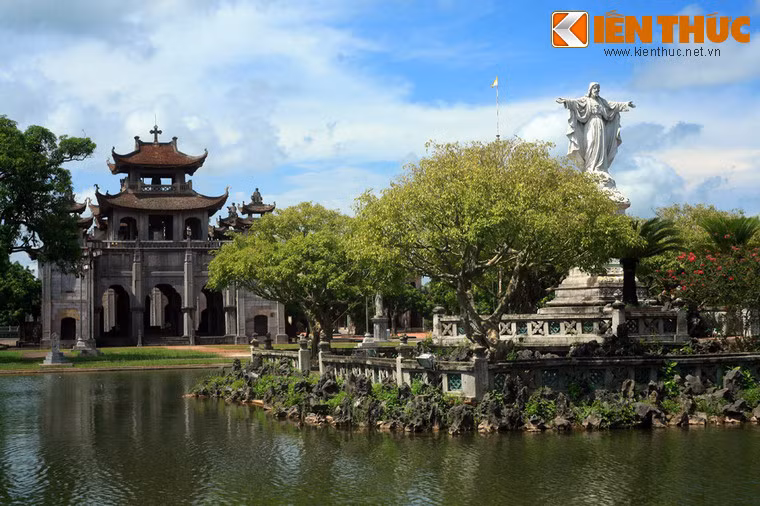 Thị trấn Phát Diệm (Phát Diệm, Ninh Bình) không chỉ có nhà thờ đá Phát Diệm nổi tiếng mà còn là nơi lưu giữ nhiều nét văn hóa đặc sắc của vùng đồng bằng Bắc Bộ.