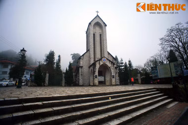 Thị trấn Sa Pa (Sa Pa, Lào Cai) là một trong địa danh du lịch nổi tiếng nhất Việt Nam. Sự hấp dẫn của thị trấn này là khí hậu mang sắc thái ôn đới, khung cảnh thiên nhiên tuyệt mỹ, sắc màu văn hóa của các dân tộc vùng cao và một ngôi nhà thờ đá cổ kính.