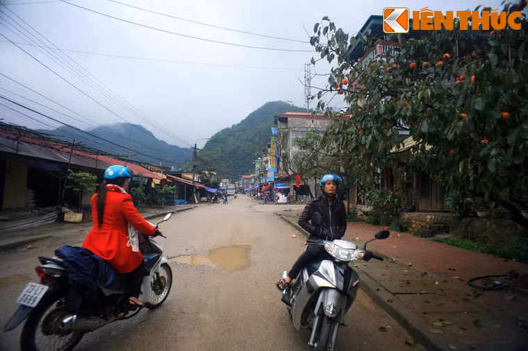 Thị trấn Mèo Vạc (Mèo Vạc, Hà Giang) nằm trong một thung lũng được bao quanh bởi núi đá, là một địa điểm lý tưởng để tận hưởng nhịp sống chậm, gần gũi với thiên nhiên cũng như khám phá nét văn hóa của đồng bào vùng cao qua chợ phiên Mèo Vạc.