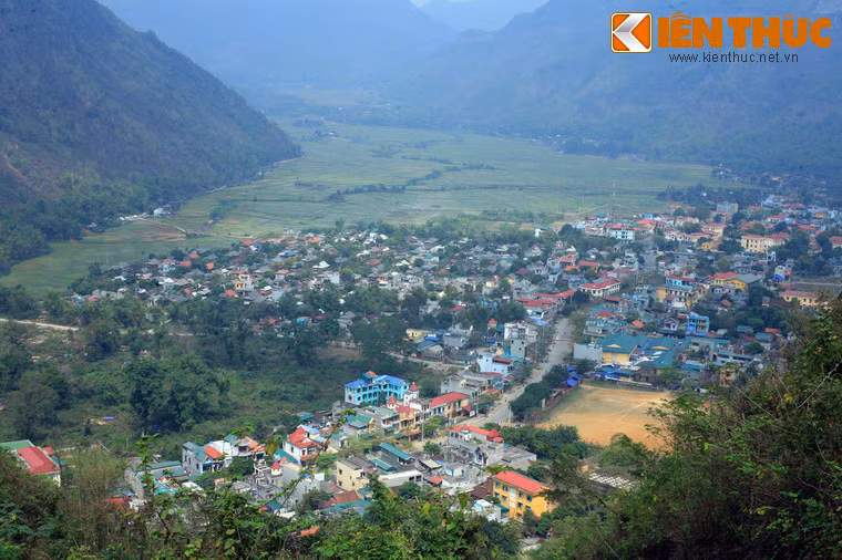 Thị trấn Mai Châu (Mai Châu, Hòa Bình) là một thị trấn du lịch nổi tiếng của khu vực Tây Bắc. Điều làm nên sự hấp dẫn của thị trấn này là sự kết hợp giữa khung cảnh thiên nhiên kỳ vĩ với những nét văn hóa đặc sắc của đồng bào các dân tộc Thái, Mường.