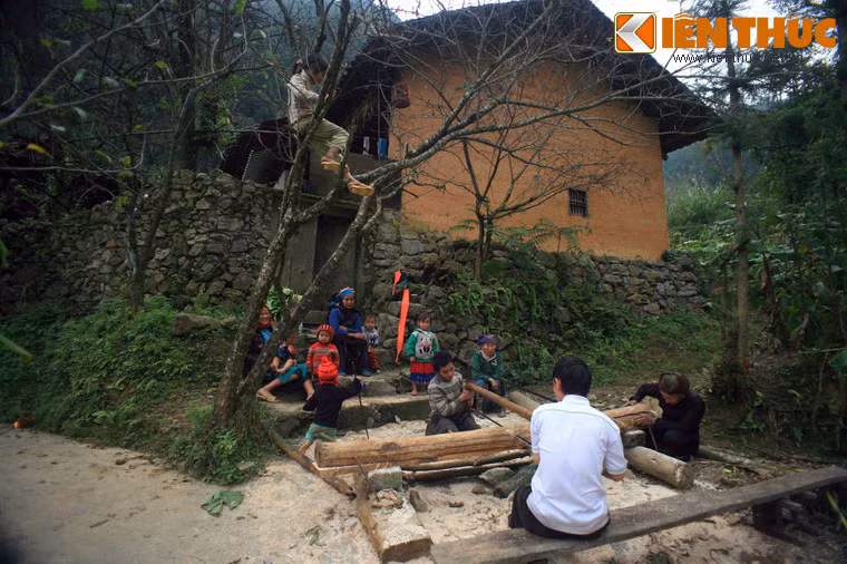 Thị trấn Phó Bảng (Đồng Văn, Hà Giang) vẫn còn lưu giữ được những nét nguyên sơ với hàng chục ngôi nhà trình tường có tuổi đời hơn trăm năm và cuộc sống chưa bị thương mại hóa bởi sự phát triển du lịch của đồng bào các dân tộc Hoa và H'Mông nơi đây.