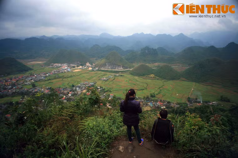 Thị trấn Tam Sơn (Quản Bạ, Hà Giang) được biết đến với khung cảnh thiên nhiên hữu tình, nơi có thắng cảnh núi Đôi, được ví như bộ ngực căng tròn đầy quyến rũ của nàng tiên đang say giấc nồng.