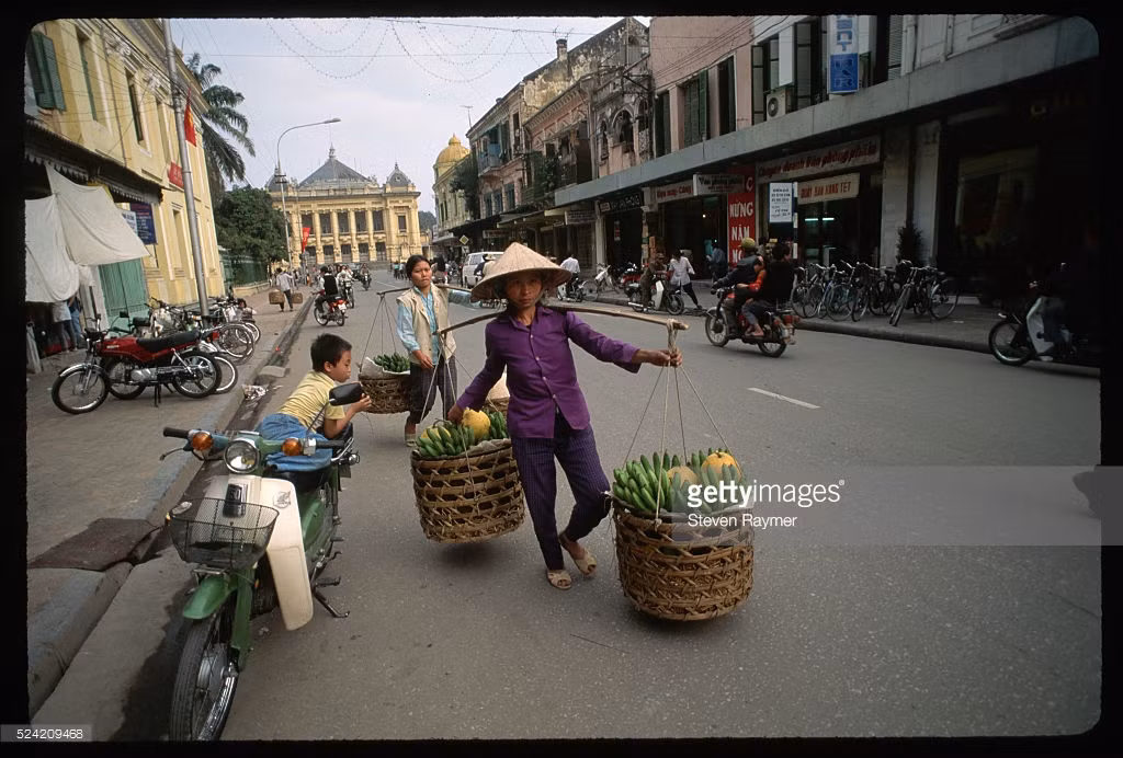 Những gánh hàng rong trên phố Tràng Tiền, Hà Nội ngày 8/2/1994. (Ảnh chụp ngày 28 Tết Nguyên đán ở Hà Nội).