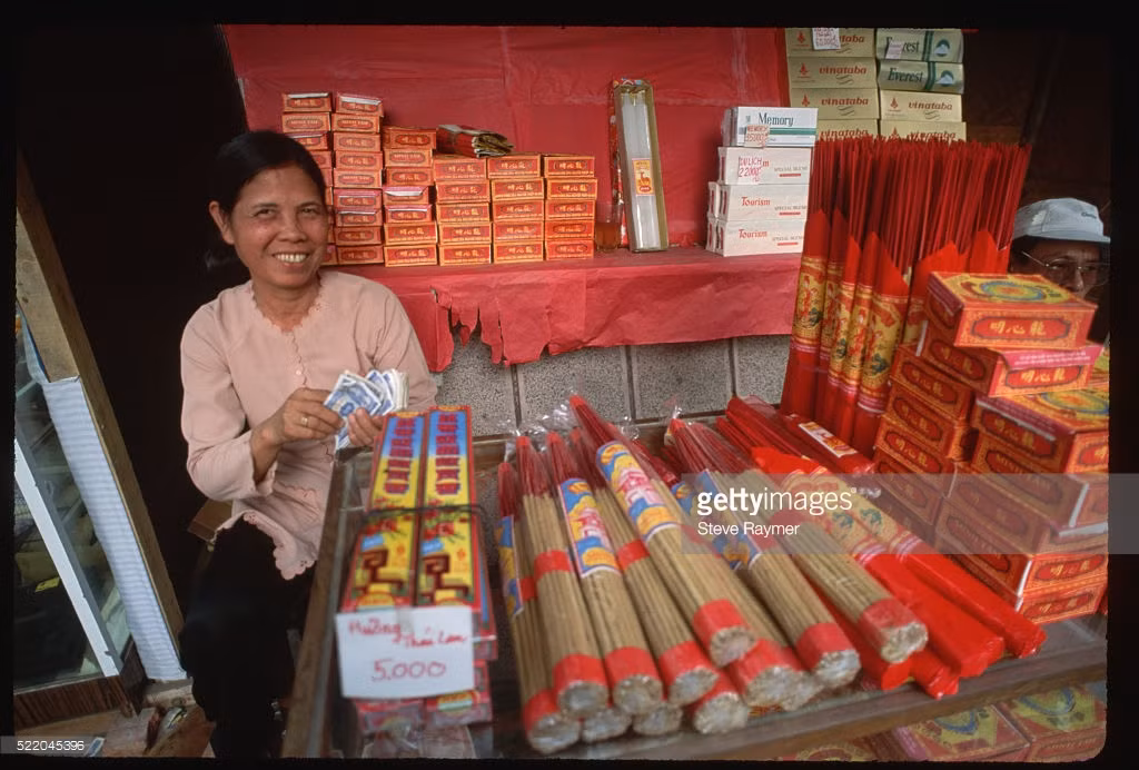 Cụ bà bán hương cho người đi lễ đầu năm.