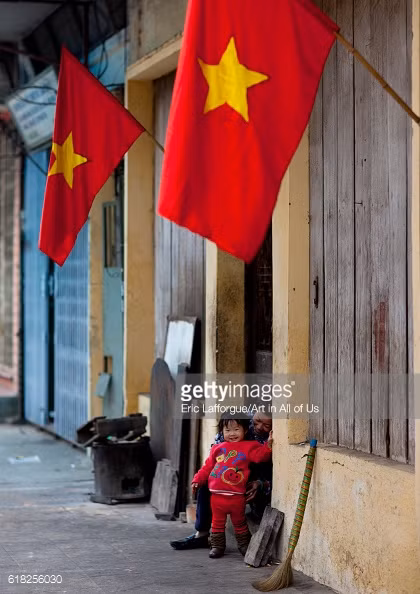 Hai mẹ con bên cửa nhà sáng Mùng 1 Tết, Hà Nội ngày 5/2/2011. Ảnh: Getty.