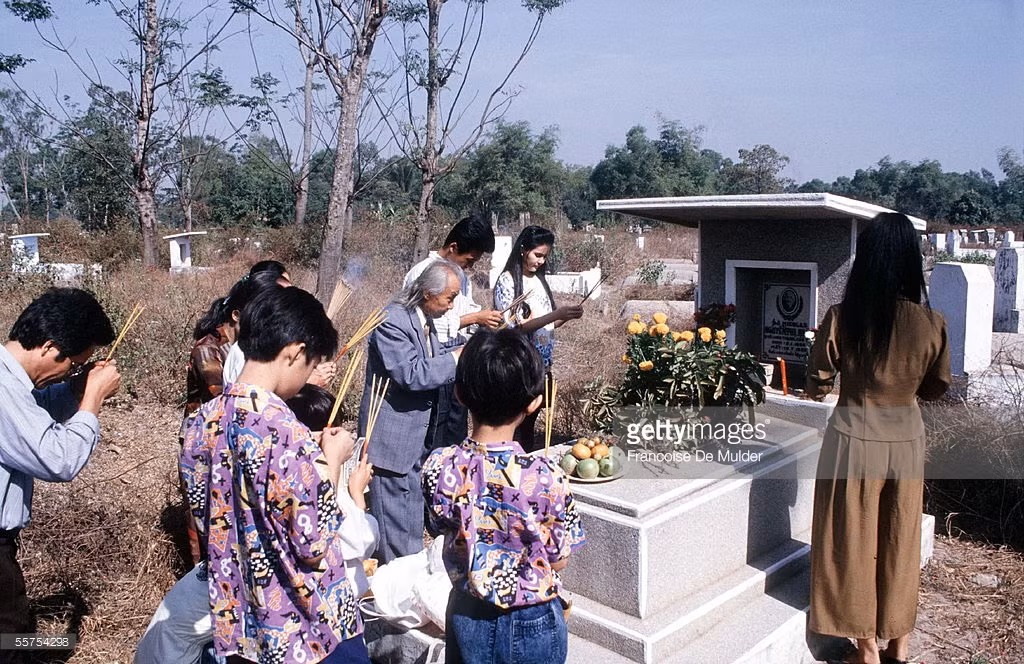 Một gia đình viếng mộ người thân trong dịp Tết Nguyên đán ở TP HCM năm 1994. Ảnh: Getty.