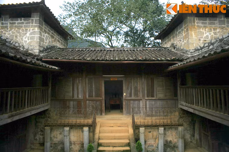 Tòa dinh thự được xây dựng từ năm 1919 - 1928, tiêu tốn khoảng 150.000 đồng bạc trắng. Hầu hết thợ xây dựng là người Hồi vùng Vân Nam và những tốp thợ giỏi nhất người Mông. Kiến trúc của dinh thự mô phỏng một phần kiến trúc thành quách đời Thanh của Trung Quốc, kết hợp với các hoa văn của người Mông,được chia làm ba lớp: Tiền dinh, trung dinh và hậu dinh.