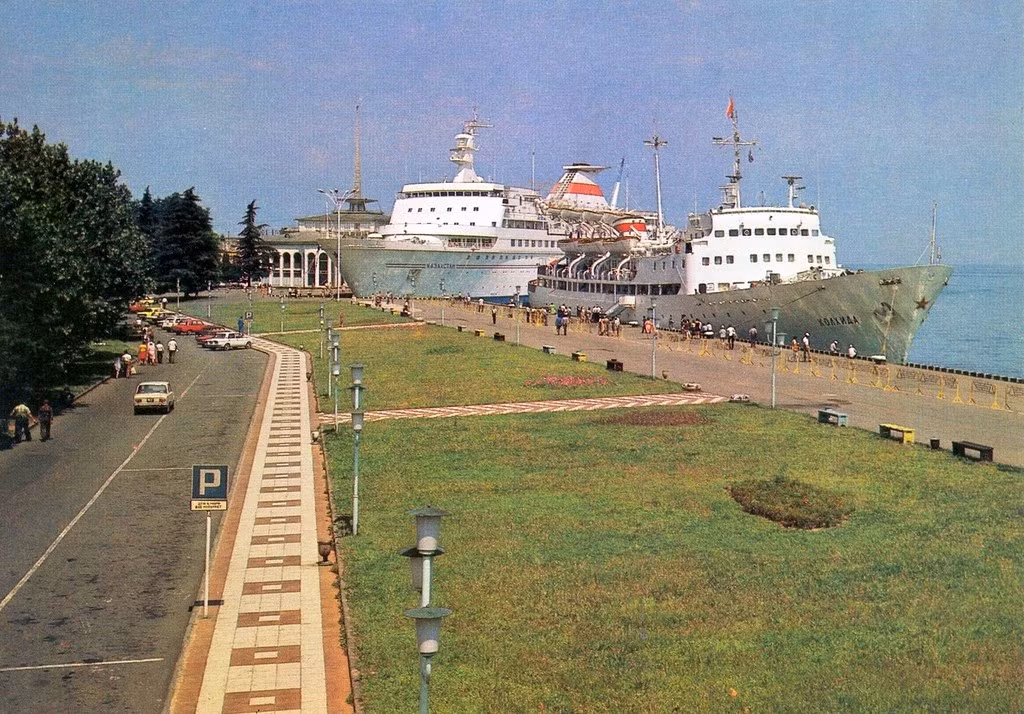 Bến cảng thành phố Batumi, Gruzia.