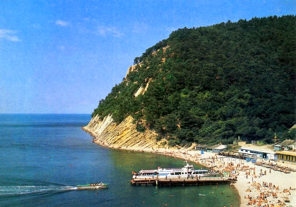 Bãi tắm ở thị trấn nghỉ dưỡng Dzhankhot.