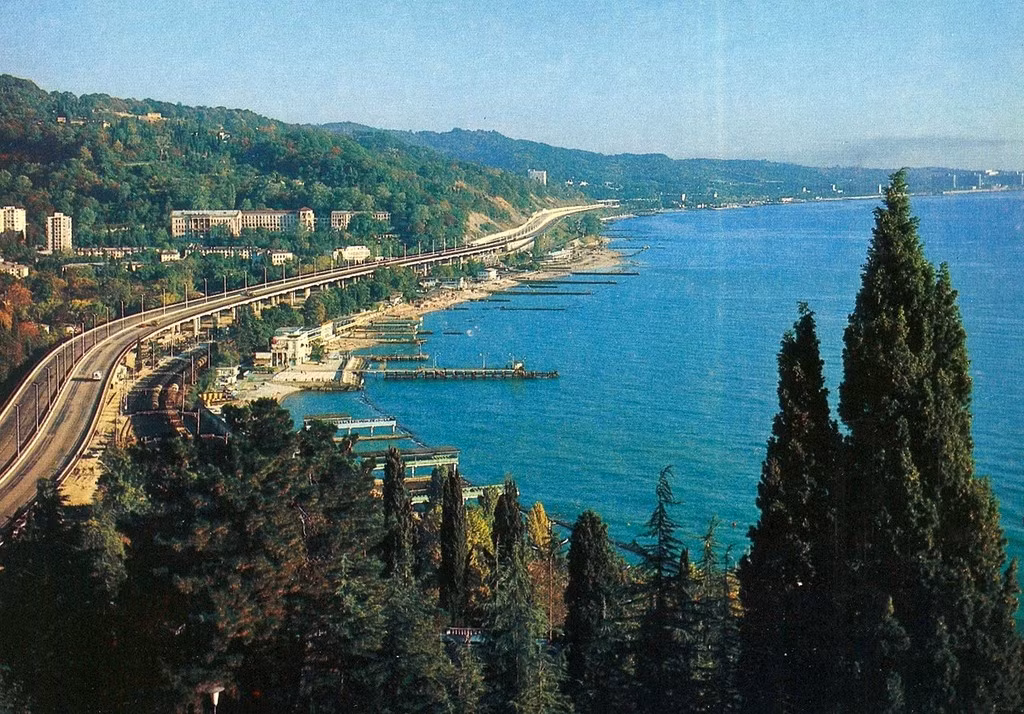 Đường cao tốc mới xây dựng chạy ven bờ biển ở Khosta, Sochi.