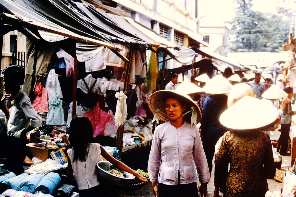 Sạp vải vóc ở chợ.