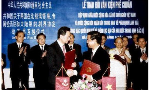 Ngày 25/12/2000, Việt Nam và Trung Quốc ký Hiệp định phân định Vịnh Bắc Bộ và Hiệp định hợp tác nghề cá. Ảnh: Lễ trao văn kiện phê chuẩn Hiệp định phân định vịnh Bắc Bộ. Nguồn: Vnexpress.