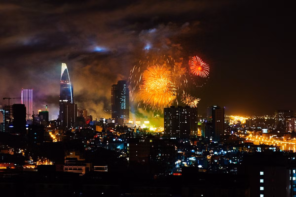 Một góc Sài Gòn rực rỡ trong pháo hoa Giao thừa dịp Tết 2013. Ảnh: Christof Glaser - 500px.com