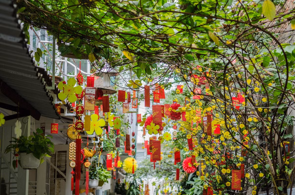 Một góc phố rực rỡ sắc màu năm mới ở TP HCM. Ảnh: Nathanael Chuang - 500px.com