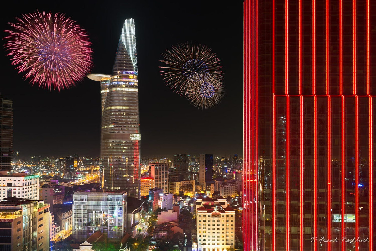 Phảo hoa trong đêm Giao thừa ở TP HCM nhìn từ một cao ốc trên đường Nguyễn Huệ. Ảnh: Frank Fischbach - 500px.com