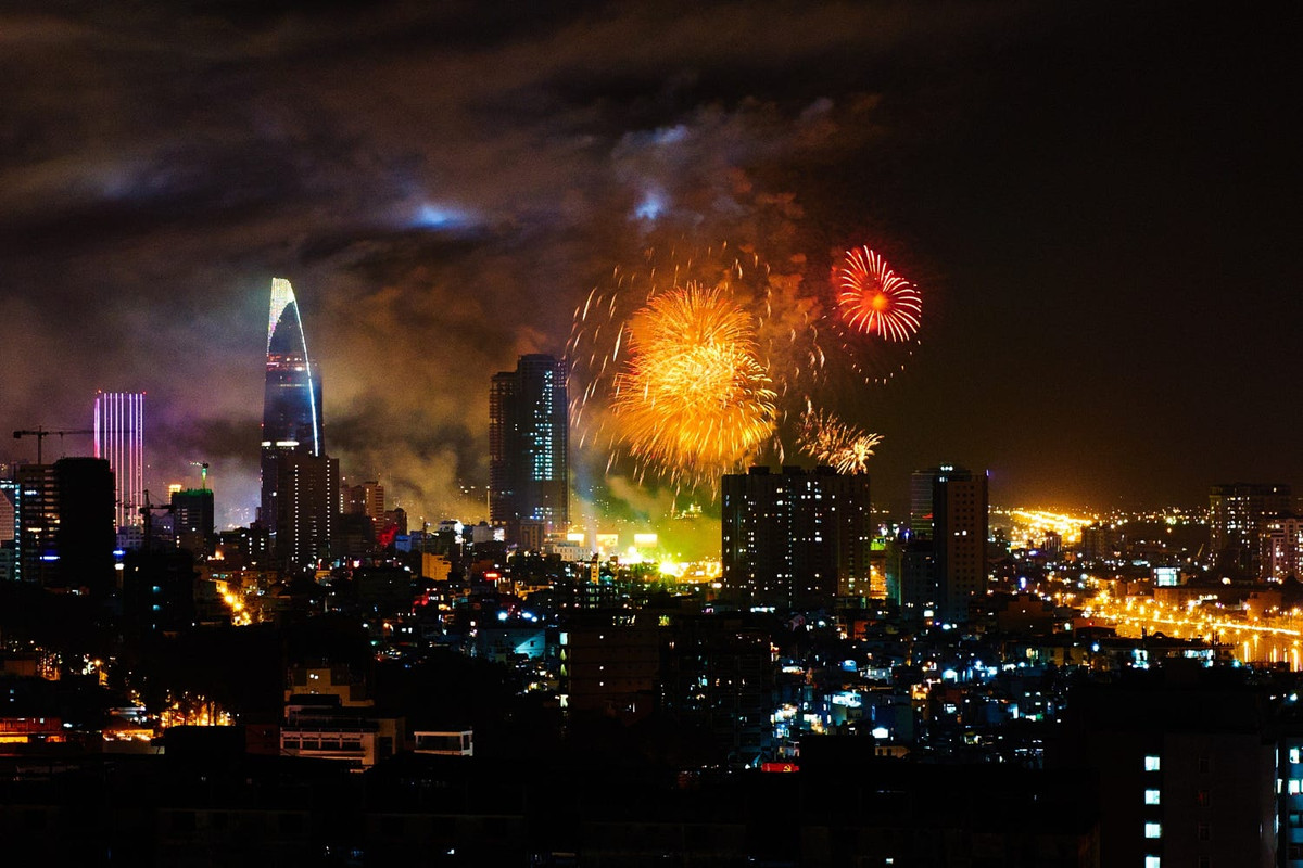 Một góc Sài Gòn rực rỡ trong pháo hoa Giao thừa dịp Tết 2013. Ảnh: Christof Glaser - 500px.com