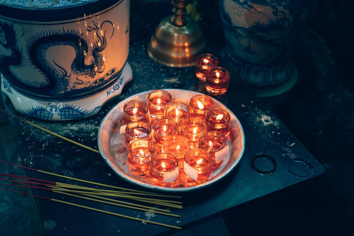 Nhang và nến trong một ngôi chùa ngày Tết. Ảnh: Dominik Vanyi - 500px.com