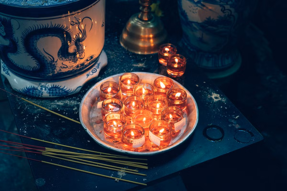 Nhang và nến trong một ngôi chùa ngày Tết. Ảnh: Dominik Vanyi - 500px.com