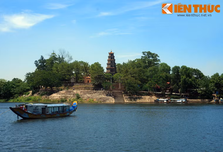 Vẻ đẹp của Cố đô Huế (Thừa Thiên - Huế) đã đi vào tâm thức người Việt với nét thơ mộng của sông Hương, núi Ngự cùng sự trầm mặc, hoài cổ hình thành từ một quần thể di tích đồ sộ đã được công nhận là Di sản văn hóa thế giới. Những điểm đến không thể bỏ qua ở thành phố này là Tử Cấm Thành, các lăng tẩm vua Nguyễn, chùa Thiên Mụ...