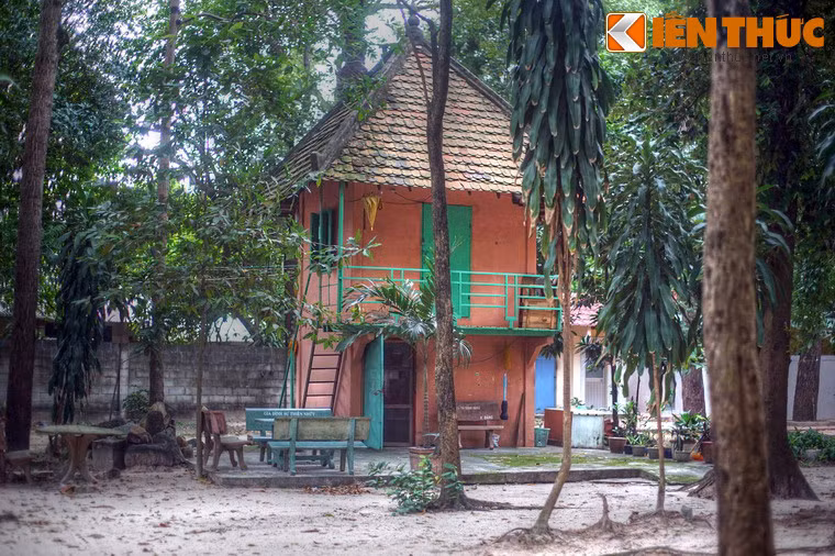 Cùng với đó là một số ngôi nhà nhỏ, là nơi sinh hoạt, tu tập của các tăng sĩ.