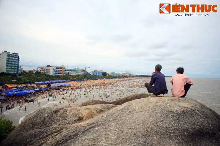 Thị xã Sầm Sơn (Thanh Hóa) là một dịa danh du lịch biển nổi tiếng miền Bắc từ thời các vua nhà Nguyễn. Bên cạnh những bãi cát trắng mịn dài hơn 10 km, thị xã này còn có dãy núi Trường Lệ với các thắng tích như hòn Trống Mái, chùa Cô Tiên, đền Độc Cước.