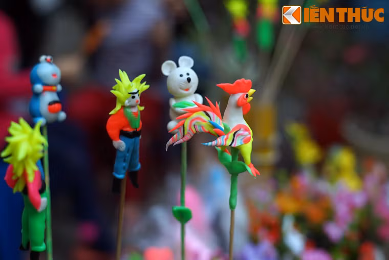 Các món đồ chơi trẻ em cùng ăn theo hình tượng gà, từ tò hè truyền thống...