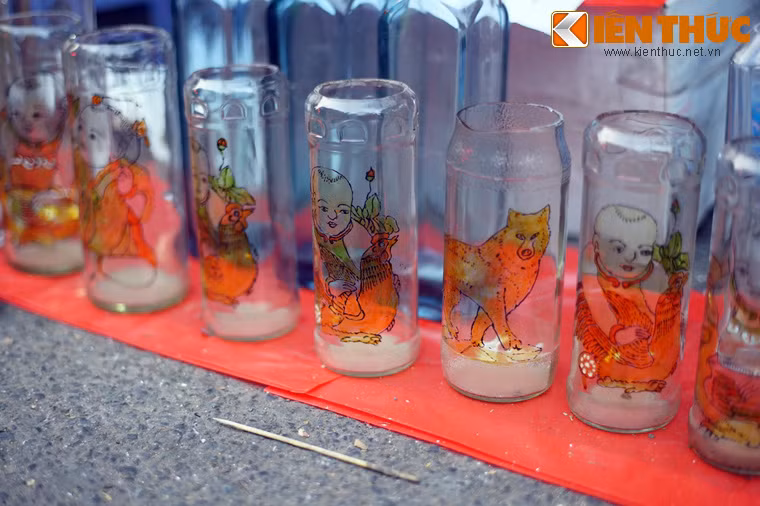 Lọ hoa vẽ tay hình gà Đông Hồ được làm từ những chai rượu Tây, giá 100.000 đồng/chiếc hoặc 150.000 đồng/cặp.