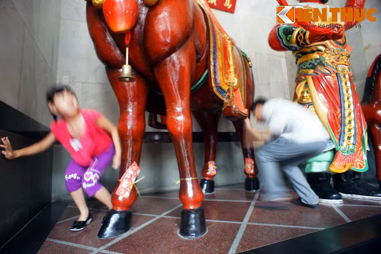 Theo tập tục, khách thập phương khi đến hội quán Nghĩa An làm lễ sẽ chui qua bụng ngựa Xích Thố ở nơi đây để cầu may.