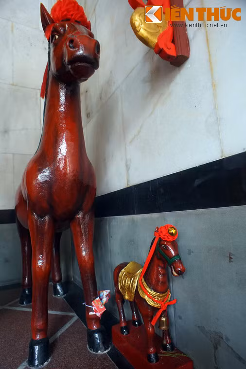 ...Cùng cặp ngựa mẹ - con cũng được sơn màu đỏ.