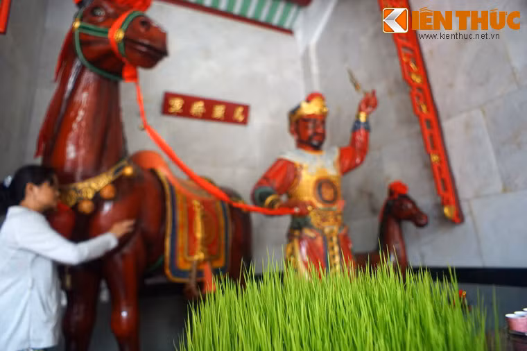 Trên bàn thờ ngựa Xích Thố, người ta còn dâng cúng cả những đĩa mạ non, thức ăn khoái khẩu của ngựa.