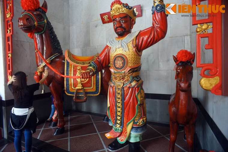 Bức tượng làm bằng gỗ sơn đỏ, cao khoảng 2m. Bên phải là tượng Mã Đầu tướng quân (người giữ ngựa)...