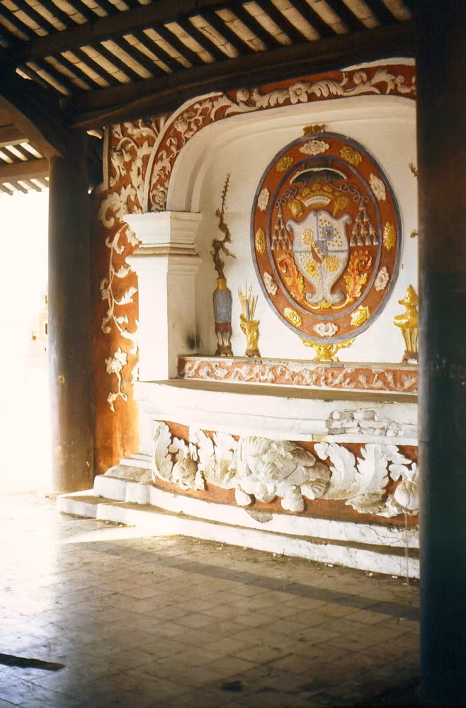 Bệ thờ ở lăng Cha Cả.