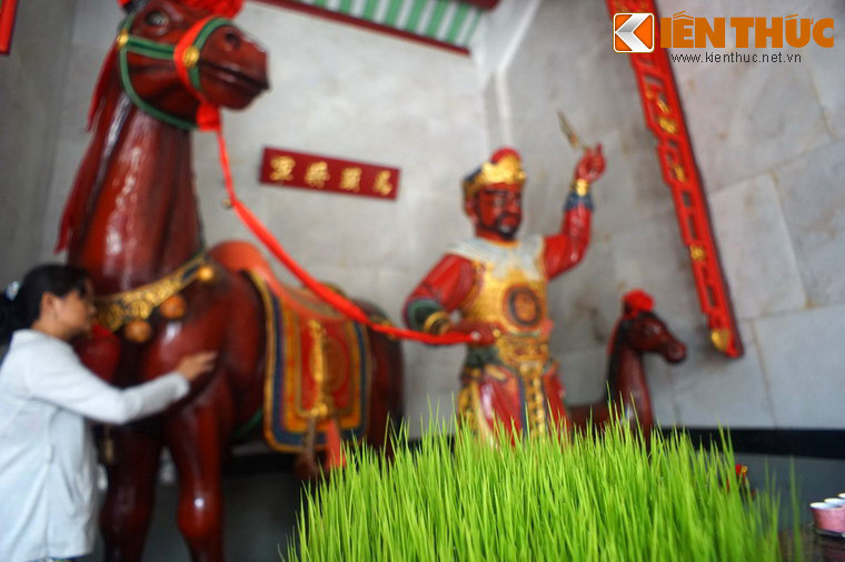 Trên bàn thờ ngựa Xích Thố, người ta thường dâng cúng những đĩa mạ non, thức ăn khoái khẩu của ngựa. Không chỉ sờ ngựa Xích Thố, nhiều người còn sờ vào tượng Mã Đầu tướng quân (người giữ ngựa) ở cạnh đó để cầu may...